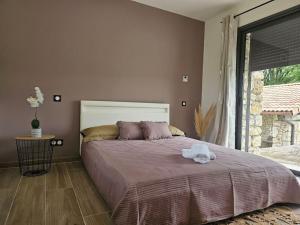Villa & Spa Luxuria的一间卧室配有一张大床,上面有毛巾
