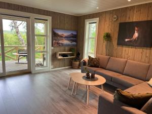 RussenesOlderfjord Lodge的客厅配有沙发和桌子