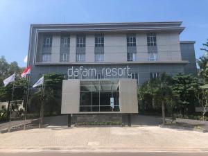 TanjungbingaDafam Resort Belitung的一座带底特律酒店标志的建筑