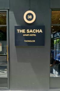 曼谷The SACHA Apart-Hotel Thonglor的墙上的Saachi公寓标志