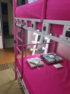 Sheikh Zayed2 bedroom, 4 beds, apartment in El sheikh Zayed Cairo Egypt的粉红色的双层床,配有两个枕头