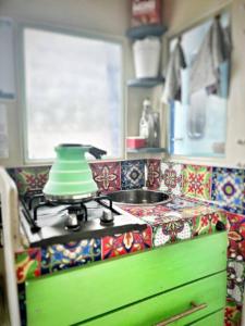 爱德华港Baby Blue Houseboat的厨房配有带绿碗的炉灶