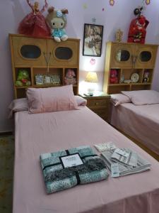 Sheikh Zayed2 bedroom, 4 beds, apartment in El sheikh Zayed Cairo Egypt的一间卧室配有两张床,并备有各种物品
