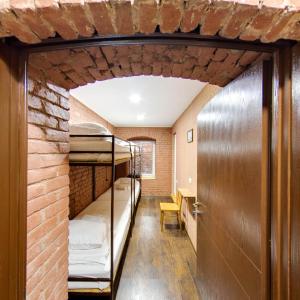 第比利斯Hostel Pirosmani的砖墙内带双层床的房间
