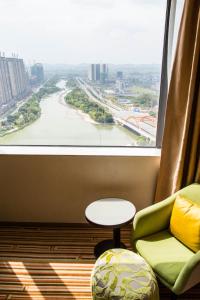 桂林Four Points By Sheraton Guilin Lingui的客房的窗户享有河景