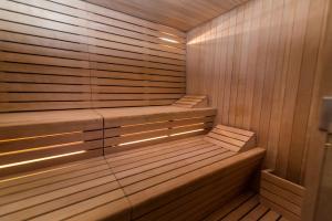 瓦尔迪佐多Hotel Valgranda Wellness & Spa的一间铺有木地板的木墙桑拿浴室