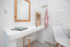 纳克索乔拉萨斯一室公寓的浴室设有白色水槽和镜子