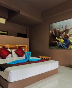 拉迈米拉森旅舍的一间卧室配有一张壁画床