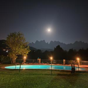 MarganellCal Poldo的夜间游泳池上的月亮