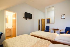 布拉格塞托斯酒店的酒店客房设有两张床和电视。