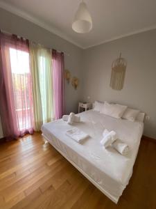MantoúkionMary's maizonette, private garden的卧室配有带毛巾的大型白色床