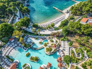 赫瓦尔安姆弗拉哈弗高级海滩度假酒店的享有度假村水上公园的空中景致