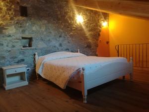 费尼斯La Maison D' Amelie的卧室配有一张石墙床