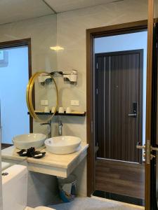 下龙湾Anika Hotel的浴室设有2个水槽、镜子和卫生间。