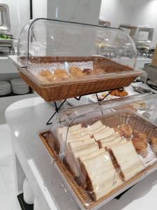 深圳柏高酒店（深圳罗湖口岸店）的一个带奶酪盘和一篮甜甜圈的柜台