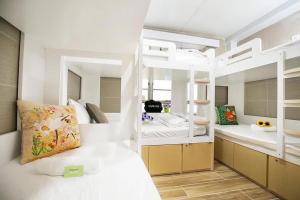 香港安逸宾馆的一间带白色床的卧室和一间浴室