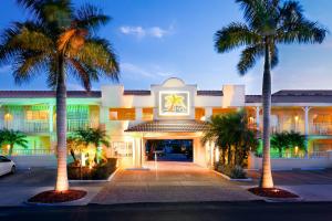 威尼斯Inn at the Beach-Venice FLORIDA的前面有棕榈树的酒店