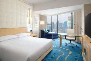 上海上海豫园万丽酒店的配有一张床和一张书桌的酒店客房
