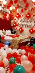 新德里OYO Hotel Shivam In的一间设有红色和白色气球及一张床的房间
