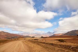 安德伯格Bergview Farm Cottages的山地中的土路