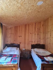 GlolaLIO的木墙客房的两张床