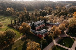 法尔肯堡Château St Gerlach - Oostwegel Collection, member of Relais and Châteaux的享有火车房子的空中景致