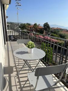 NunziataNunziata Apartment的阳台的天井配有桌椅