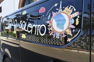 阿莱齐奥Ostello Salento的车身边有镜子的货车