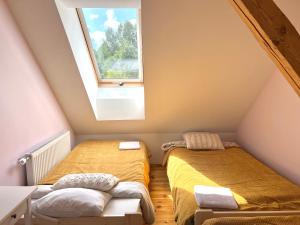 SlavēkaKroņakrogs的小型客房 - 带2张床和窗户
