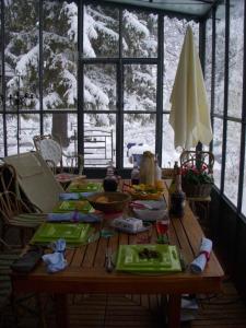 Thorenc拉贝卡西亚酒店的外面有雪的房间的木桌