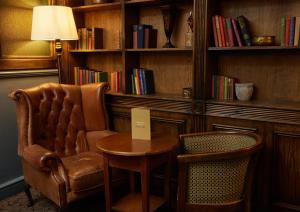 斯托尼斯特拉特福Cock Hotel by Greene King Inns的书房里的椅子和桌子