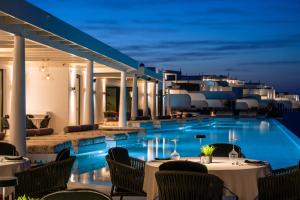 易莫洛林Cresanto Luxury Suites的夜间带游泳池的度假村