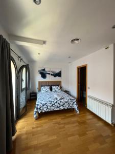 略夫雷加特河畔圣费柳CASA NEUS, casa junto a Barcelona的卧室中间设有一张床