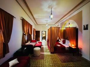 非斯里亚德阿拉姆酒店的一间带两张床和一张沙发的客厅