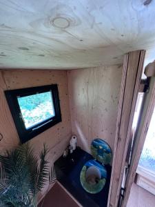 海斯廷斯Hop and hare farm的小房间墙上配有电视