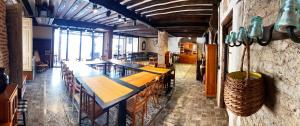 Nava del ReyCASA RUINA的一间带长桌和椅子的用餐室