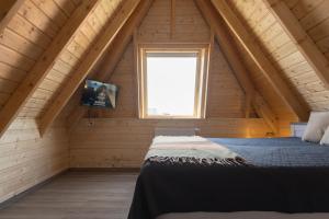 多鲁姆纽菲尔德MP39 - Strandvogt 2 Komfort的阁楼上的卧室设有一张床,设有窗户