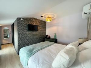Saint-MardLe240b #4的卧室配有白色的墙壁床