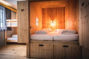 马尔尼茨Tauernlust Outdoor & Relax的小木屋内一间卧室,配有一张床