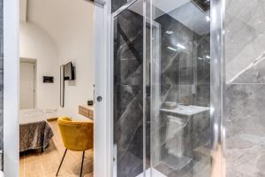 那不勒斯Domus Partenopea的带淋浴的浴室和玻璃门