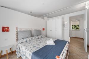 ElmasLe tenute del mandarino的一间卧室配有一张带蓝色毯子的大床