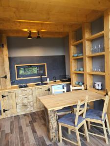 科利比塔La hambare的厨房配有木桌和椅子