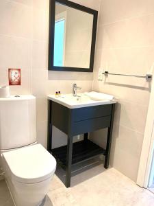 Ghaziveran阿芙罗狄蒂海滨度假酒店的一间带水槽、卫生间和镜子的浴室