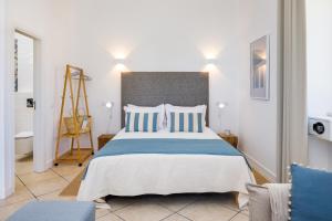 卡武埃鲁CASA 4YOU的一间卧室配有一张带蓝白色枕头的大床