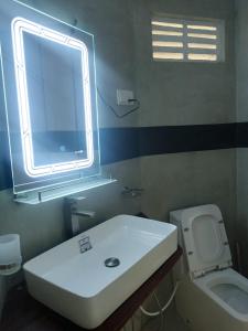 韦利格默Shine Breeze villa的一间带水槽和卫生间的浴室以及窗户。