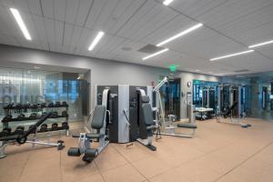 剑桥Comfy Kendall Sq Studio w Gym nr MIT BOS-35的大楼内带有氧器材的健身房