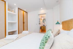 特罗亚Soltroia lake Dream house的白色卧室设有一张白色大床