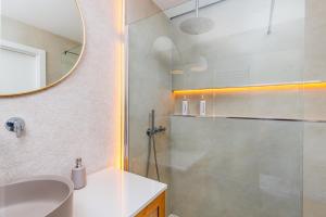 特罗亚Soltroia lake Dream house的带淋浴、盥洗盆和镜子的浴室