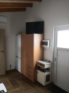 Poľný KesovCeremoniár的小厨房配有冰箱和微波炉。