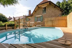 萨尔拉拉卡内达Wonderful house in Sarlat center with heated pool & jaccuzi的房屋前的游泳池